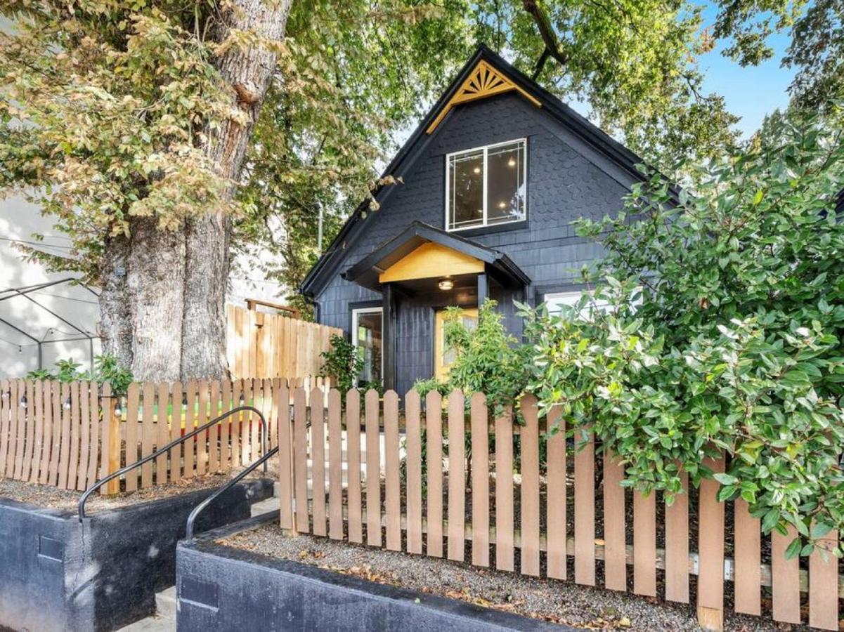 The Auric Door On N Mississippi Holiday home Portland